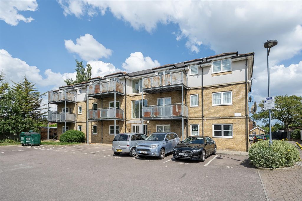 Property photo 1 of 9 Lockwood Place E4