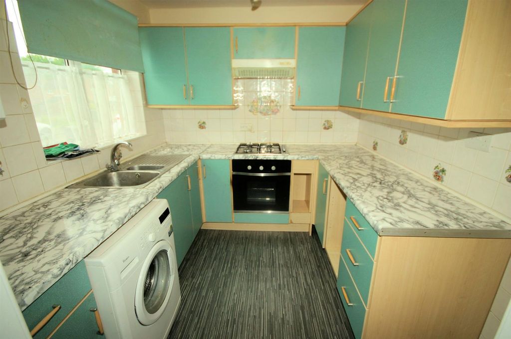 Property photo 3 of 14 Fitted Kitchen