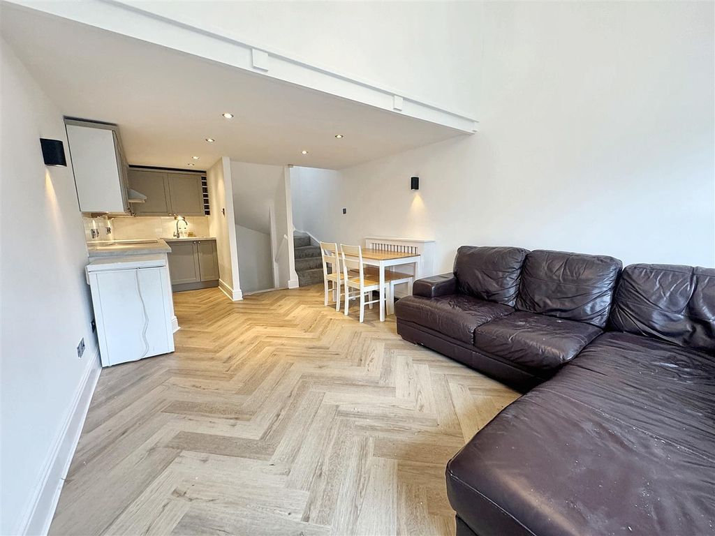 Property photo 2 of 11 Kitchen/Lounge