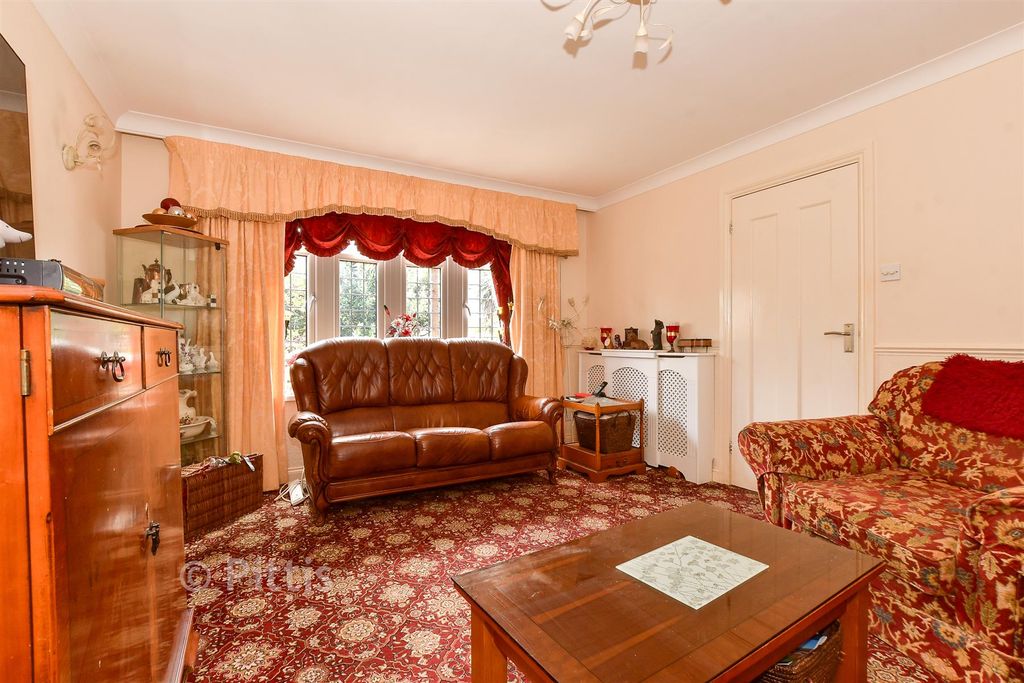 Property photo 3 of 23 Lounge