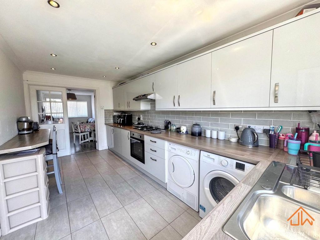 Property photo 2 of 18 Kitcehn 1