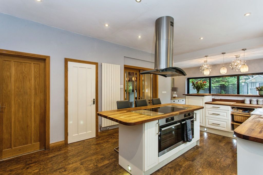 Property photo 2 of 25 Dining Kitchen