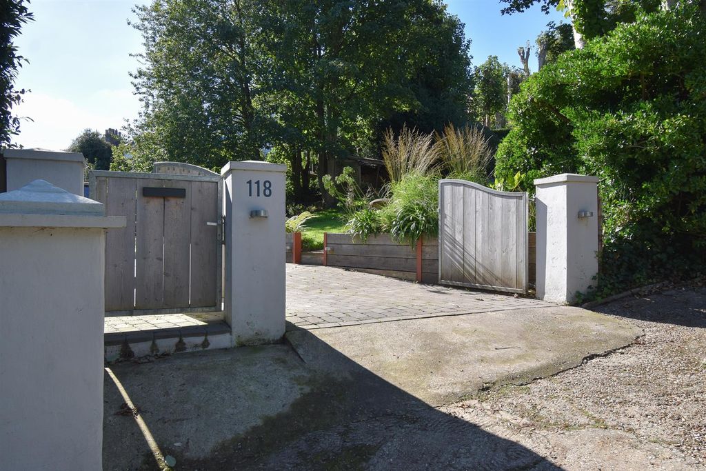 Property photo 2 of 31 Gated Parking