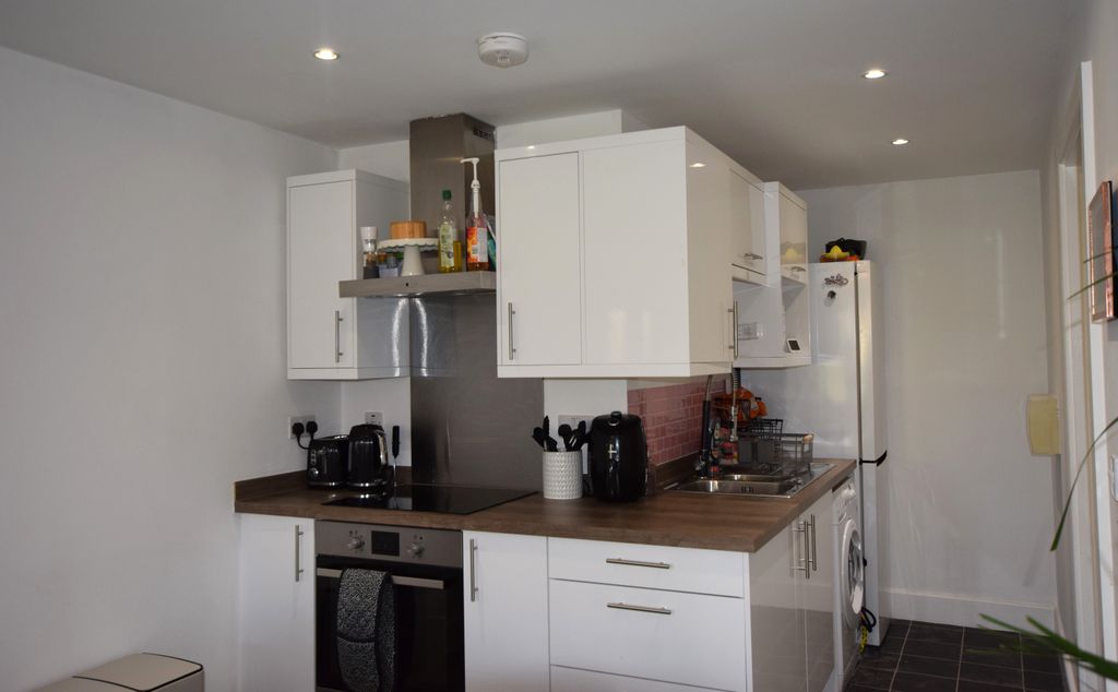 Property photo 3 of 10 Kitchen