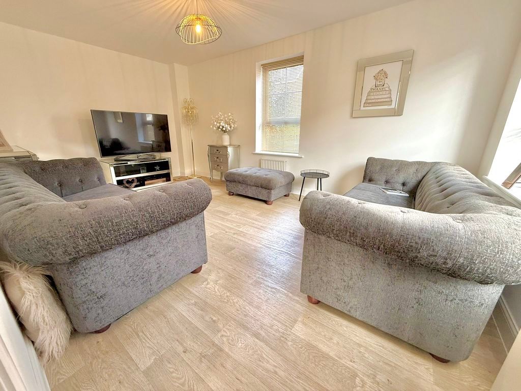 Property photo 3 of 20 Lounge