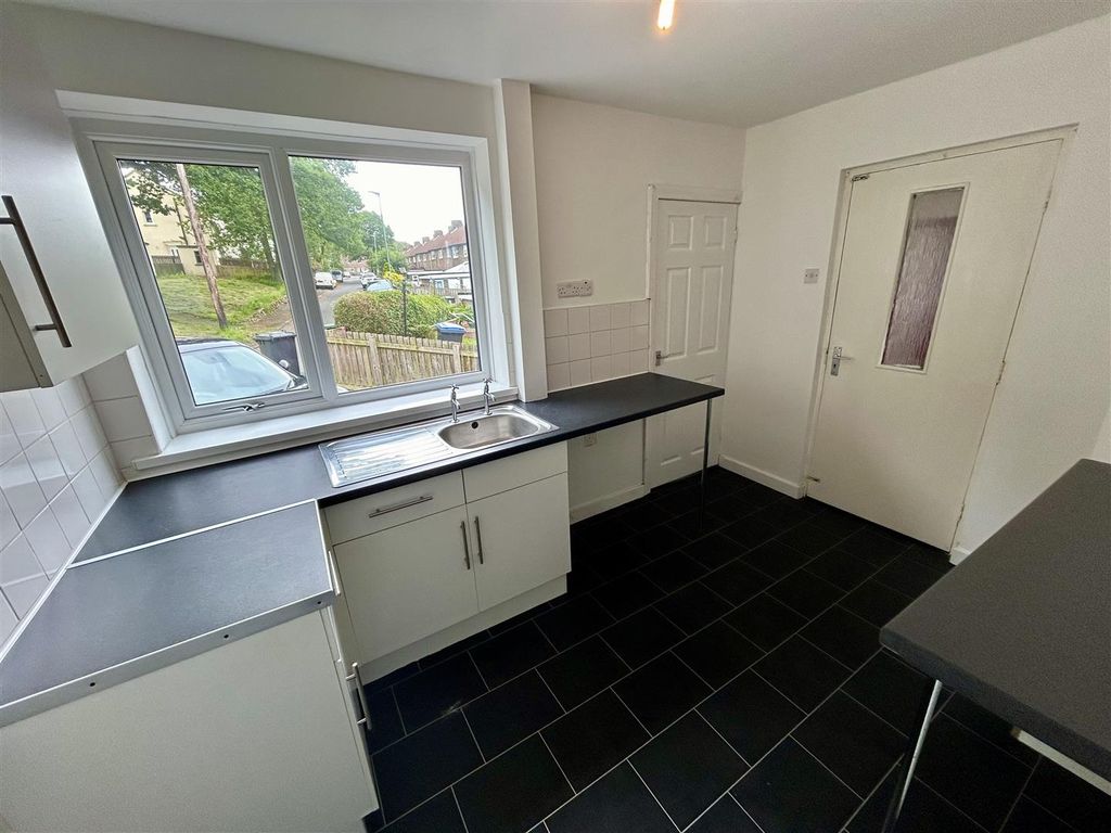 Property photo 3 of 12 Kitchen