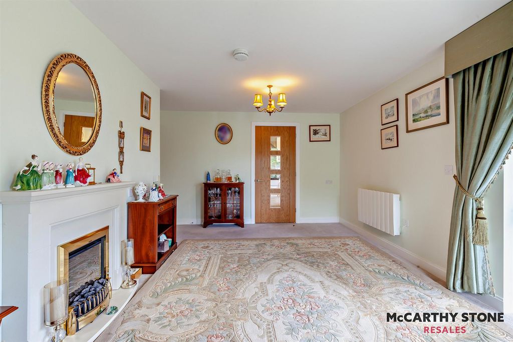 Property photo 3 of 21 8610960-Interior03-800.Jpg