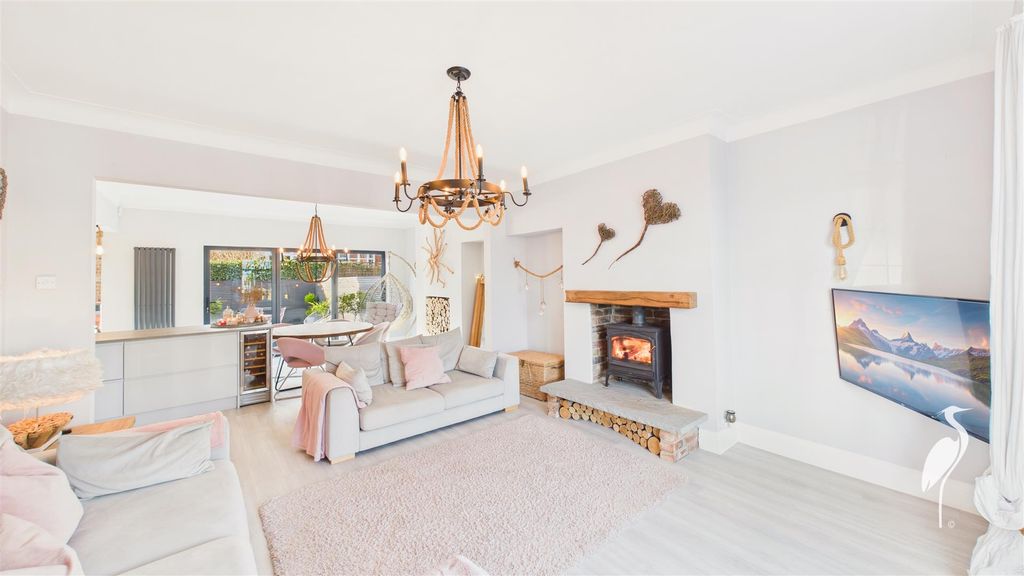 Property photo 2 of 36 Lounge