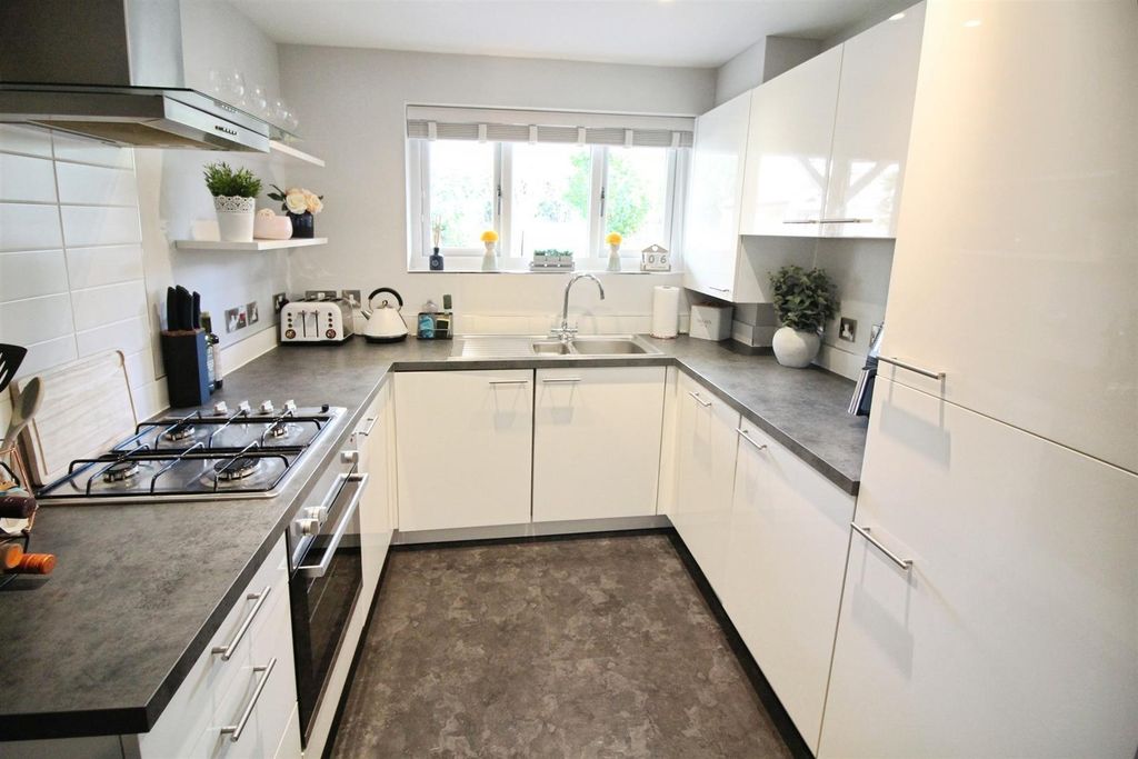 Property photo 2 of 19 Kitchen