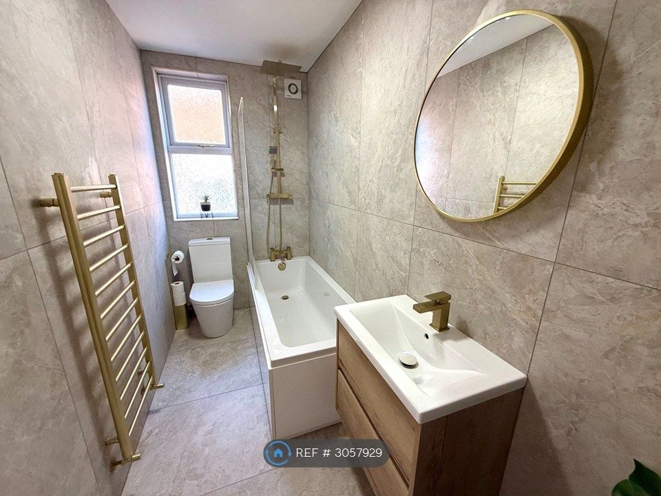Property photo 1 of 14 Flat 10 Bathroom