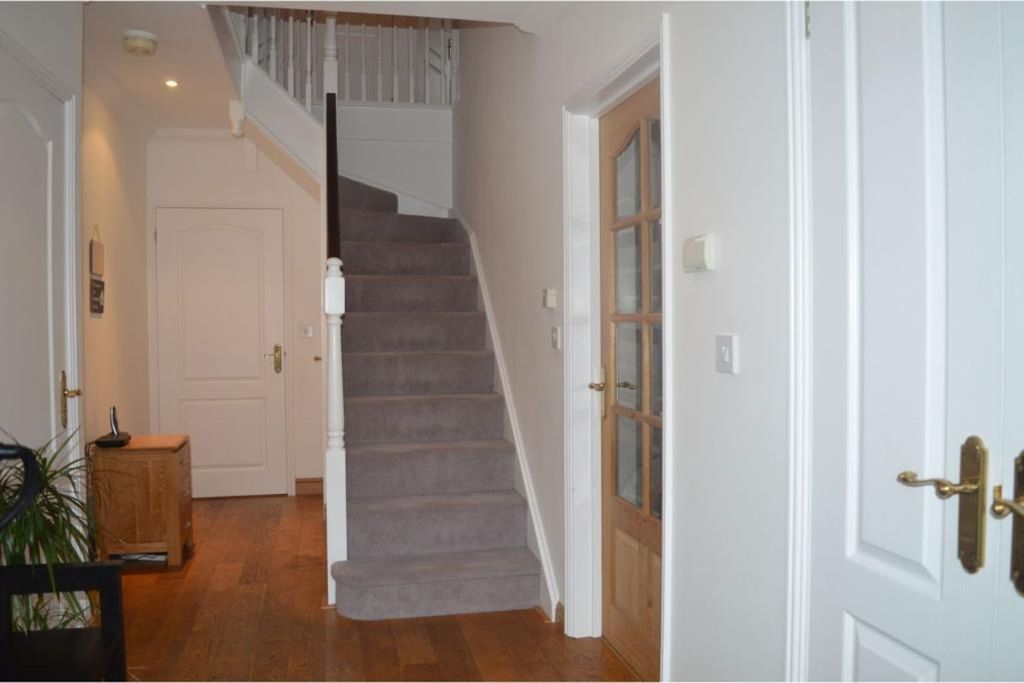 Property photo 3 of 37 Entrance Hall