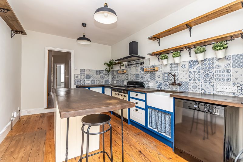 Property photo 2 of 34 .