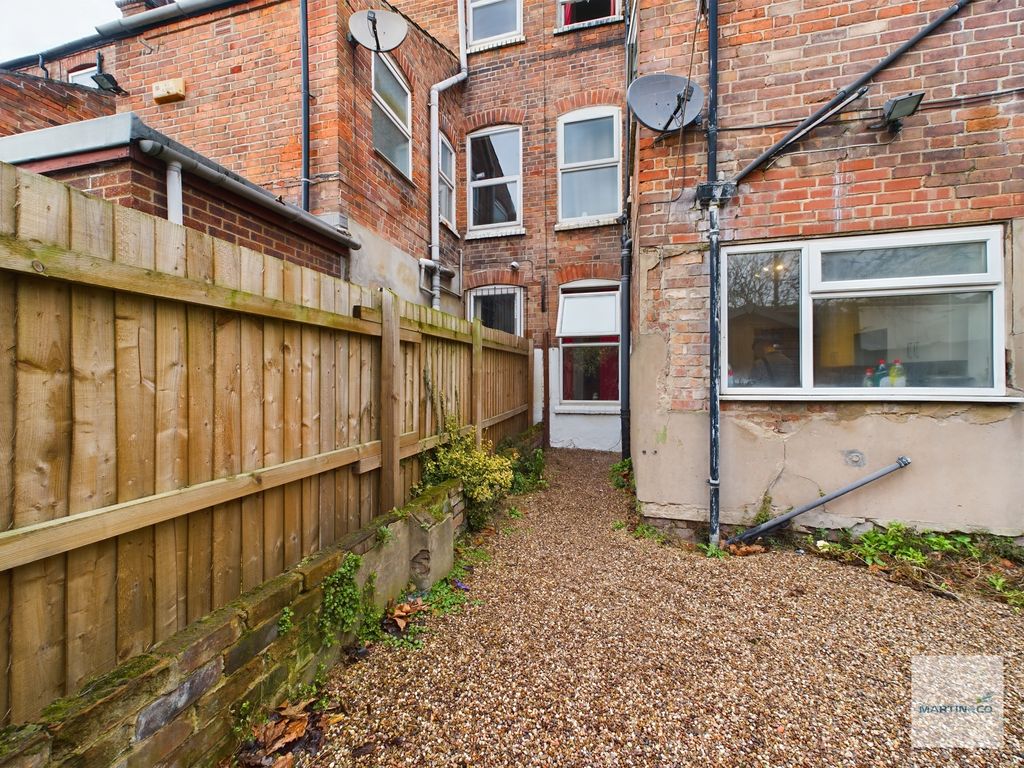 Property photo 3 of 11 Garden 1