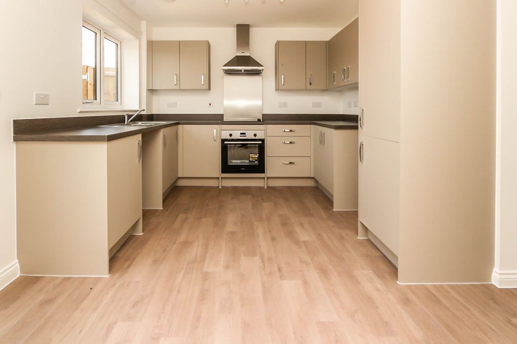 Property photo 3 of 10 Kitchen