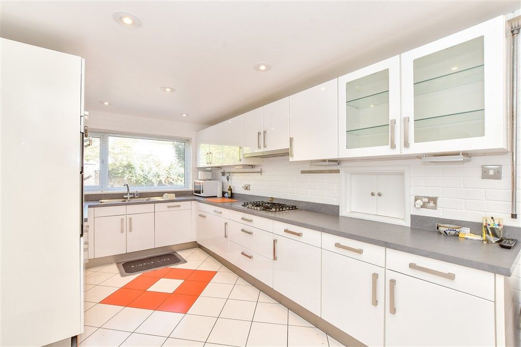 Property photo 3 of 12 Kitchen