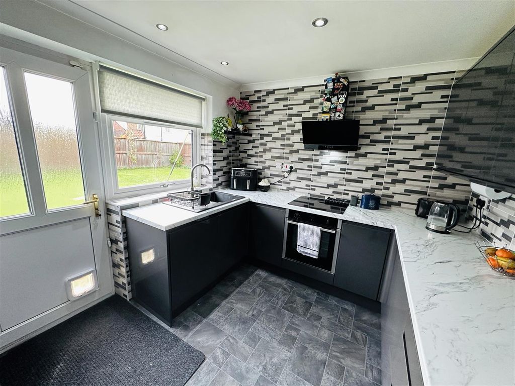 Property photo 3 of 13 Kitchen