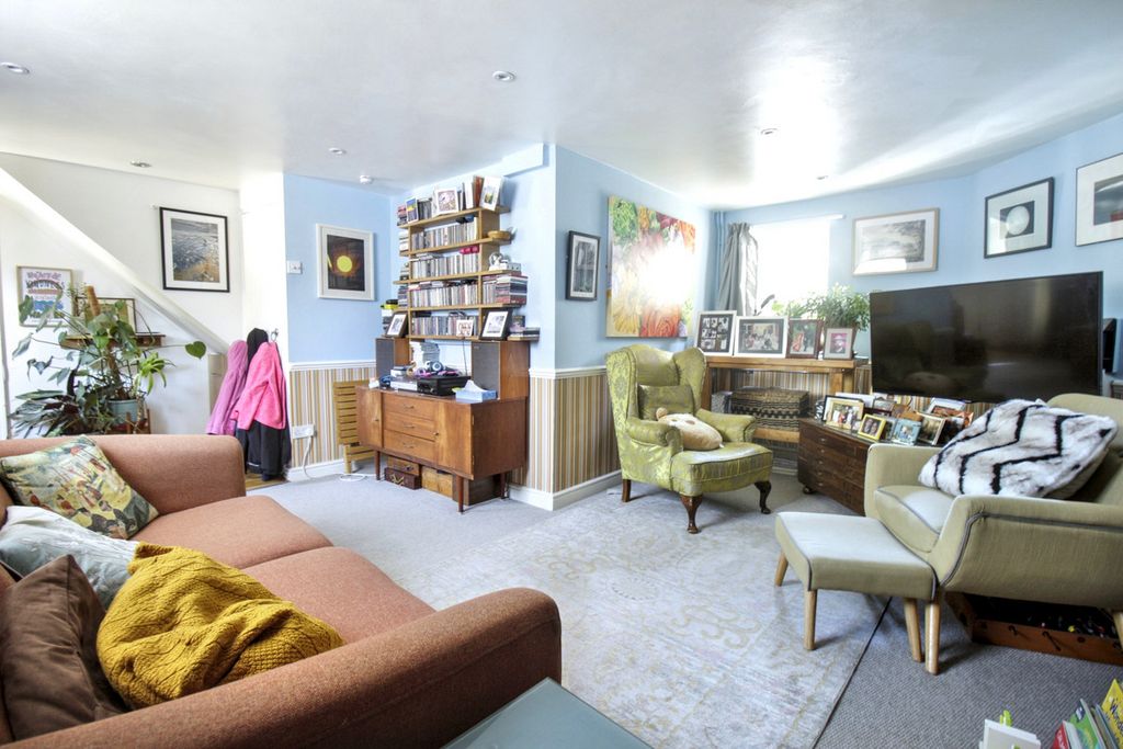 Property photo 2 of 11