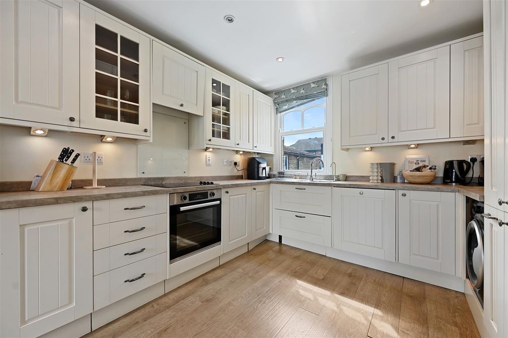 Property photo 3 of 11 Adelaide Grove