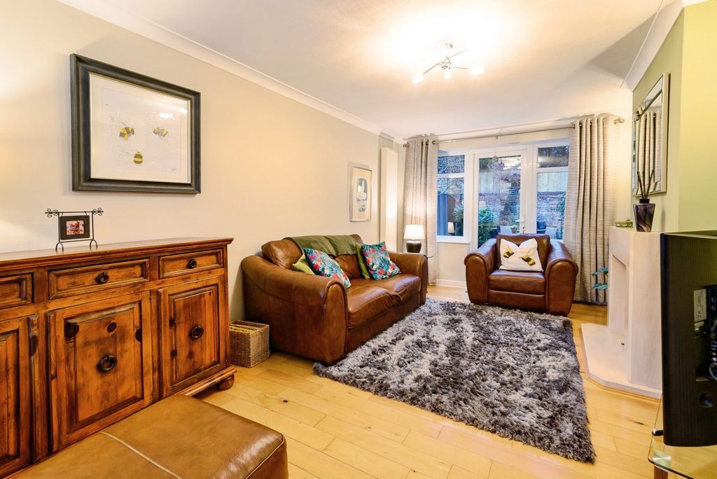 Property photo 3 of 20 Lounge