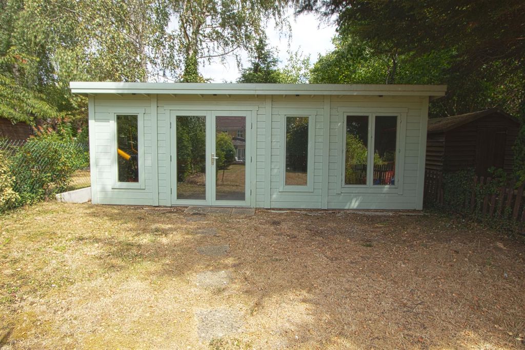 Property photo 3 of 19 Garden Room.Jpg