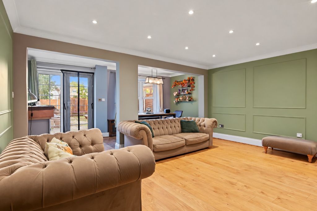 Property photo 2 of 16 5590621