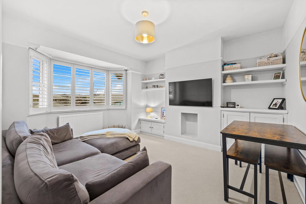 Property photo 1 of 11 Living Room