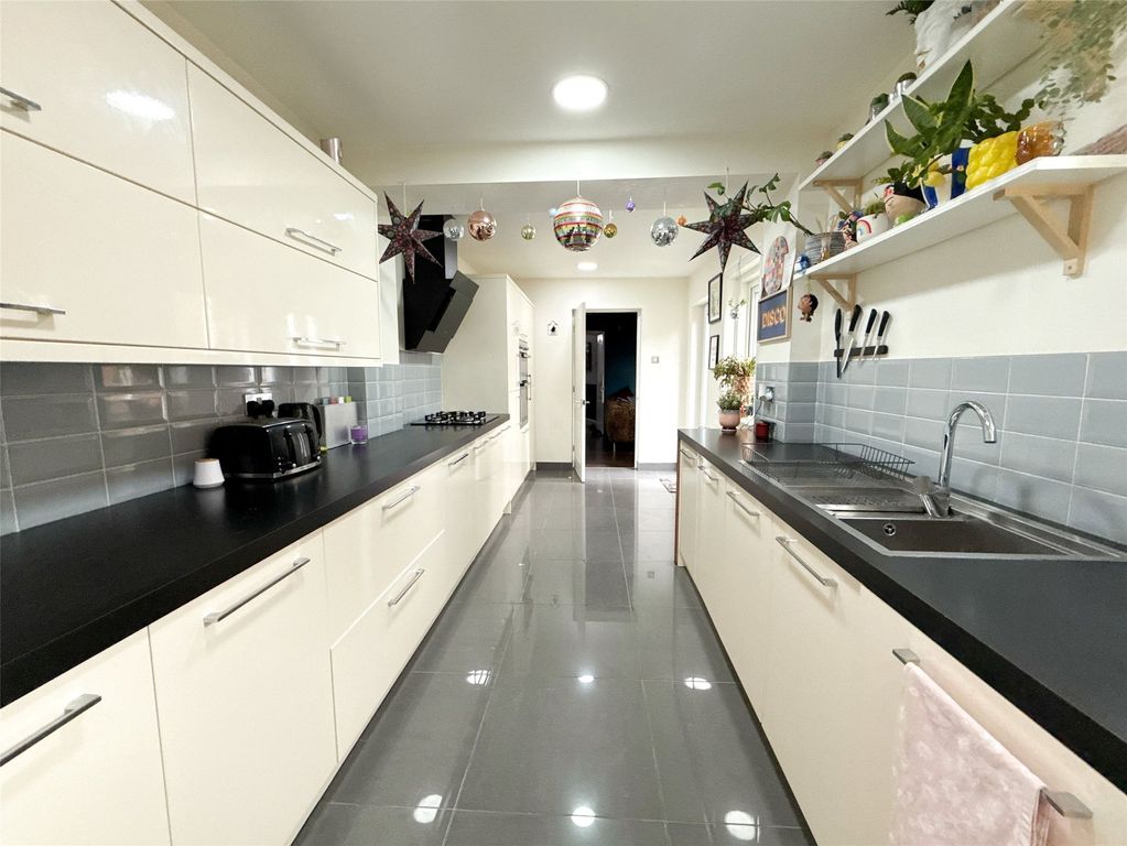 Property photo 3 of 12 Kitchen