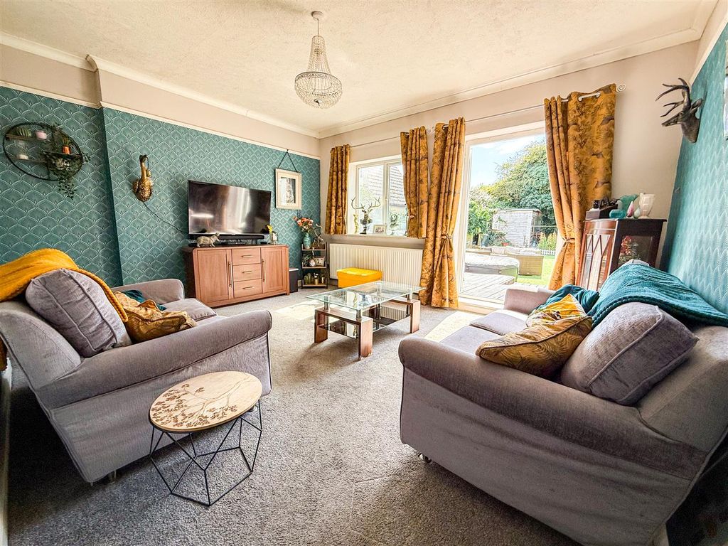 Property photo 3 of 21 Lounge