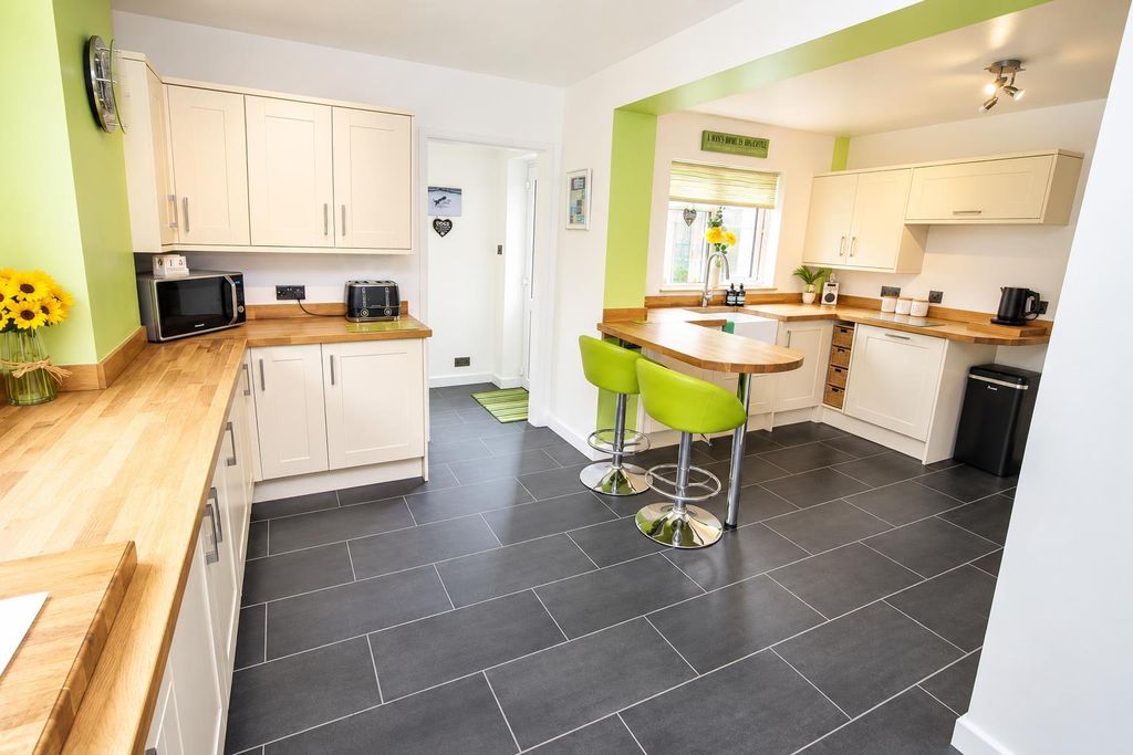 Property photo 2 of 21 Kitchen
