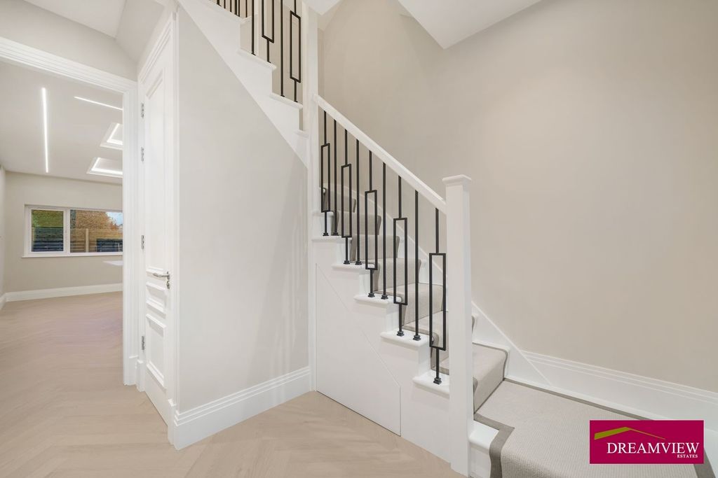 Property photo 3 of 18 Gallery