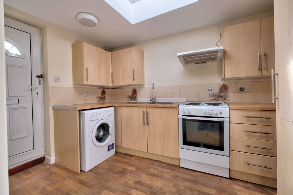 Property photo 3 of 11 Kitchen