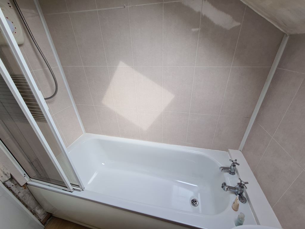 Property photo 2 of 19 A Clean And Bright Bathroom Suite Featuring A Whit...