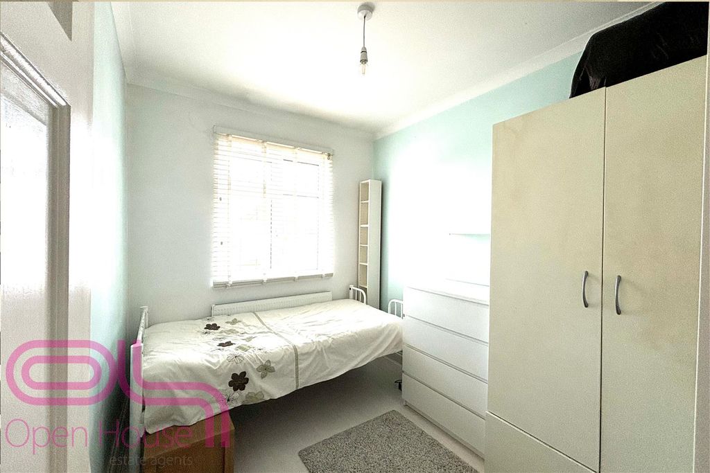 Property photo 2 of 5 Hanworth Rd - Bedroom 1.Jpg