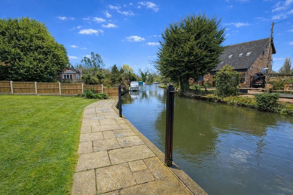 Property photo 2 of 11 Riverside Mooring