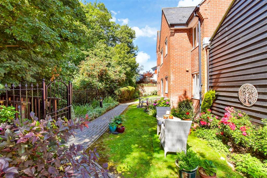 Property photo 2 of 10 Communal Gardens