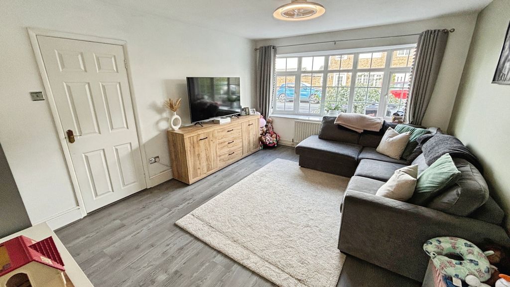 Property photo 3 of 14 Lounge