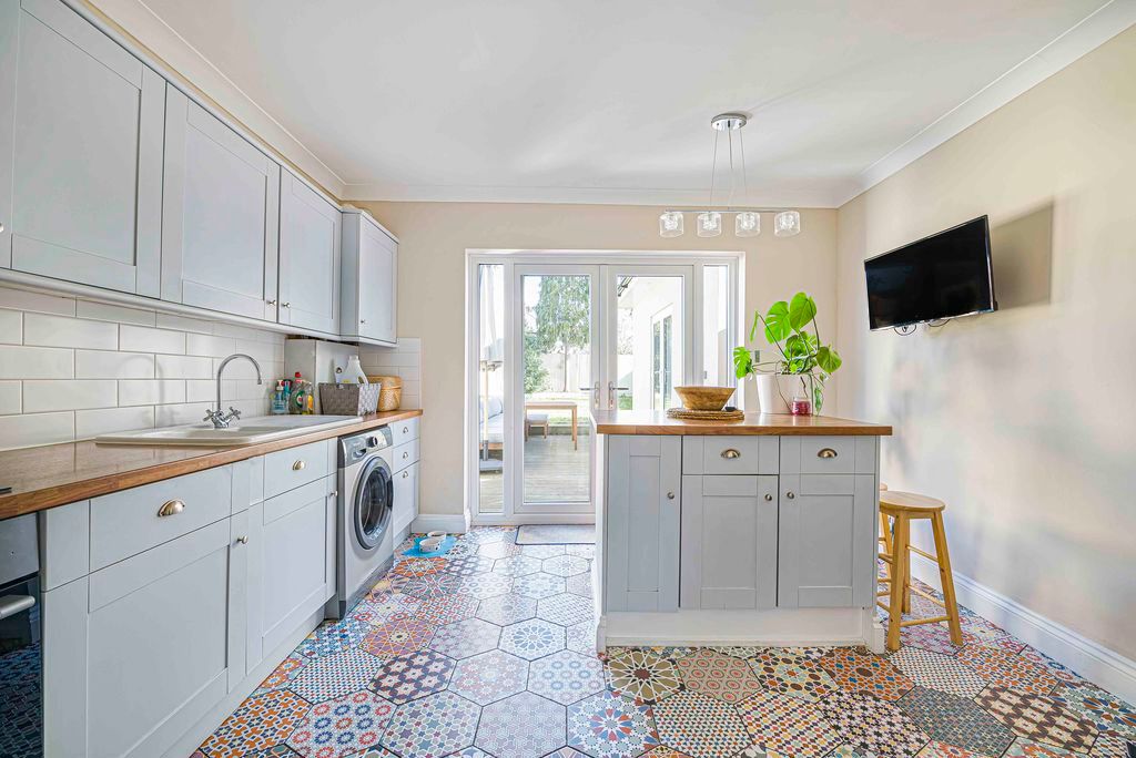 Property photo 3 of 27 Kitchen