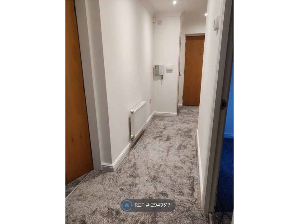 Property photo 3 of 11 Hallway