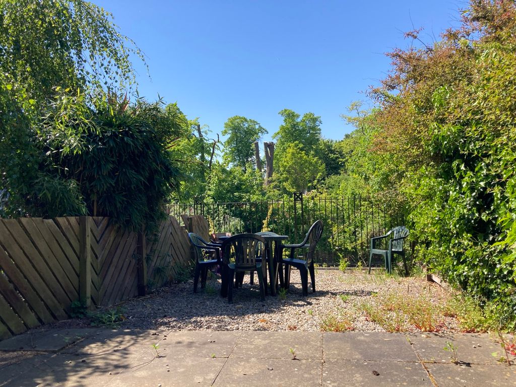 Property photo 2 of 11 Garden