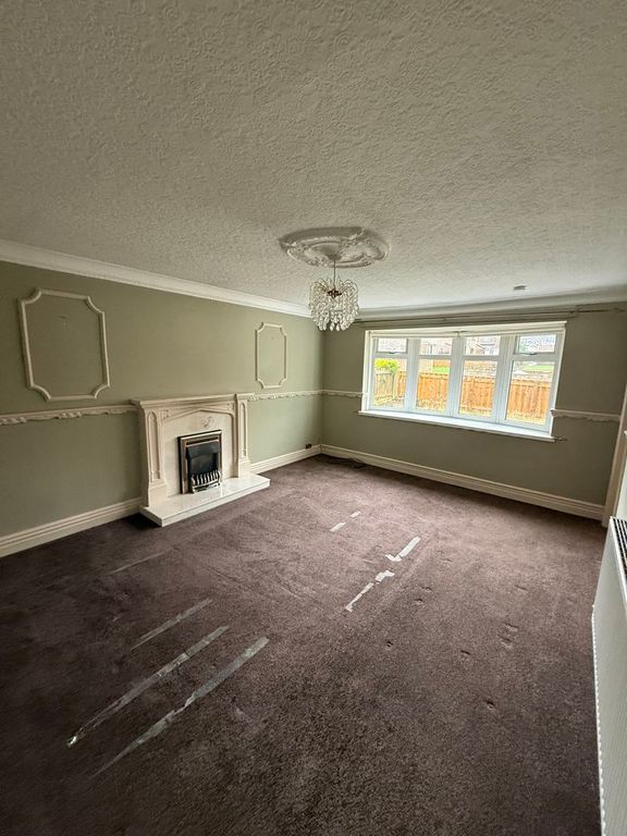 Property photo 3 of 13 Lounge