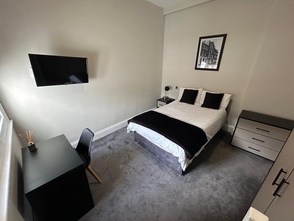 Property photo 2 of 9 Bedroom