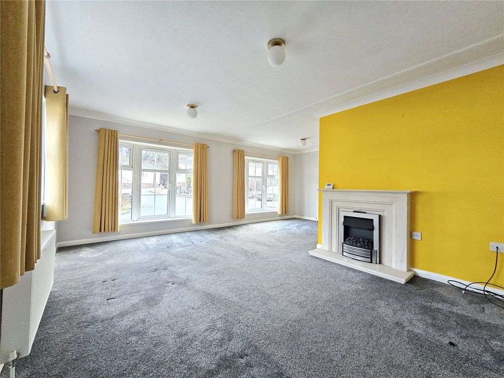 Property photo 2 of 17 Spacious Living Room