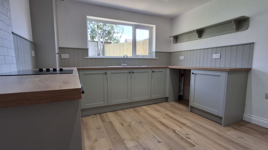 Property photo 3 of 18 Kitchen