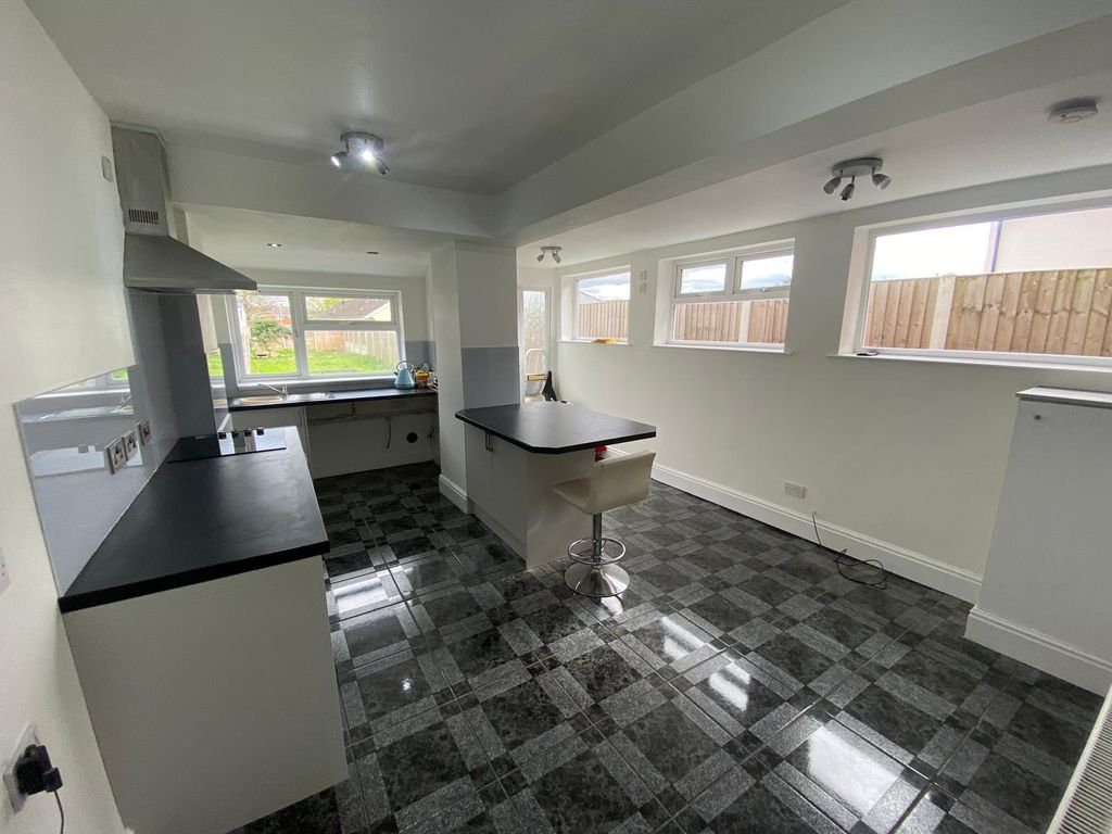 Property photo 3 of 12 Kitchen