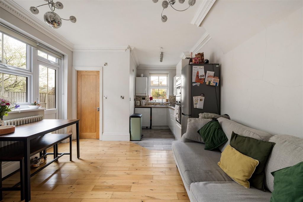 Property photo 2 of 16 Francis Road, E10
