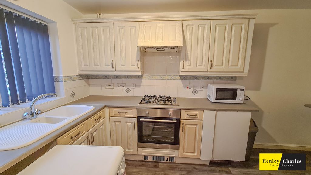 Property photo 2 of 8 Kitchen