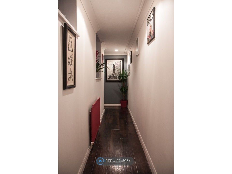 Property photo 3 of 7 Hallway