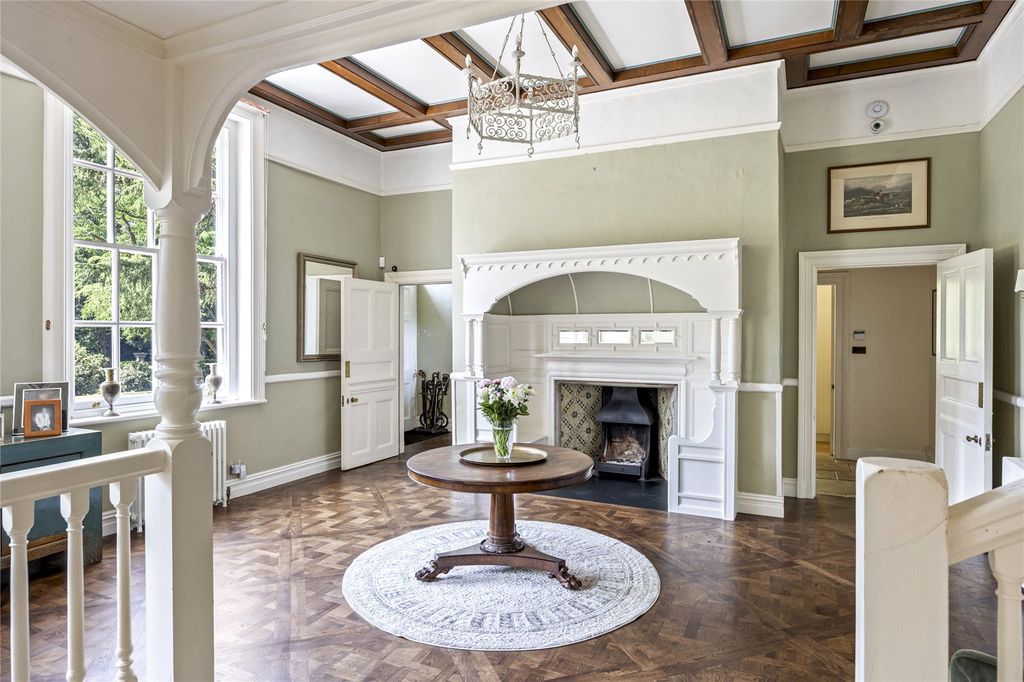 Property photo 3 of 19 Entrance Hall
