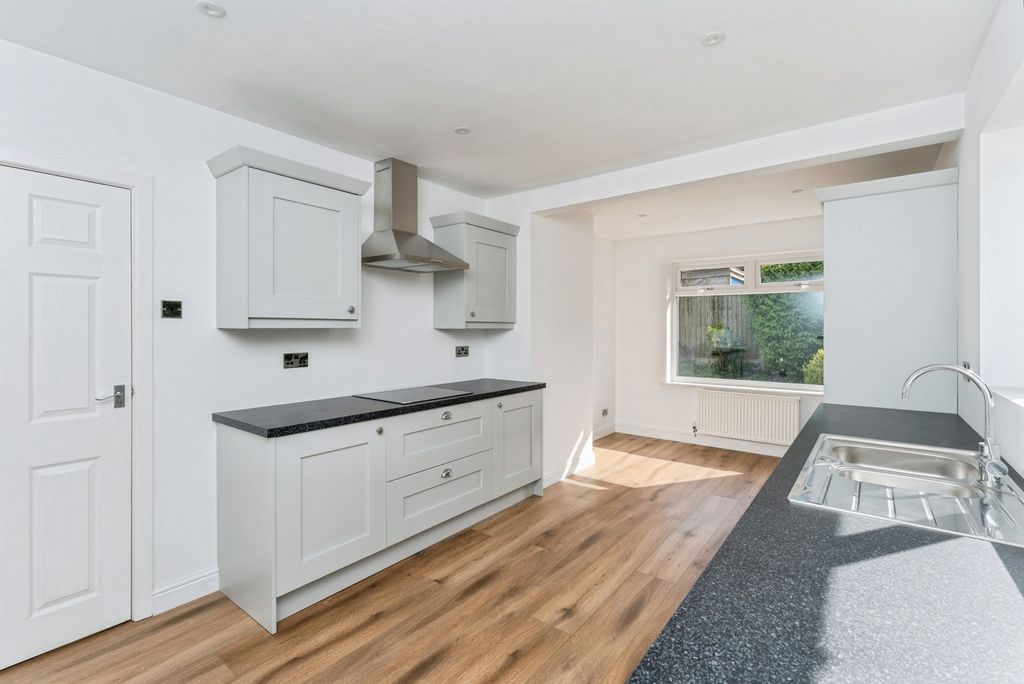 Property photo 3 of 14 Kitchen