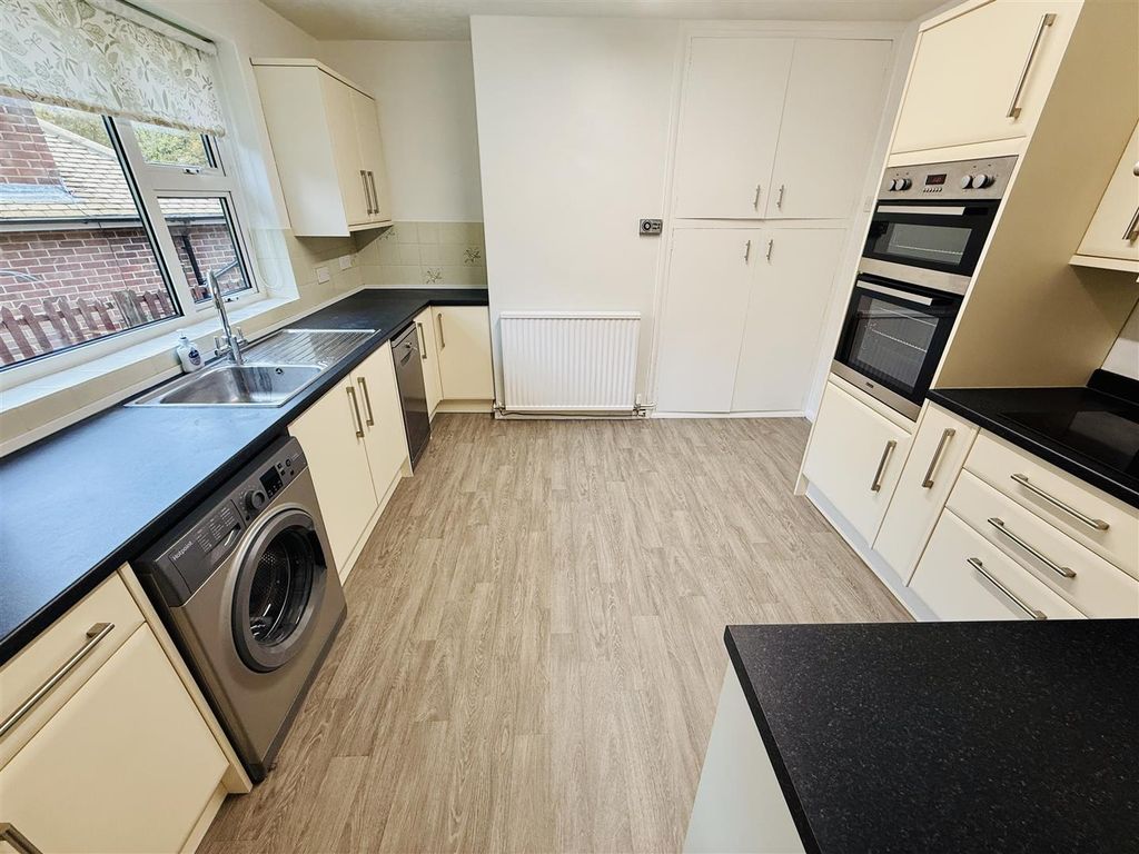 Property photo 3 of 16 Kitchen